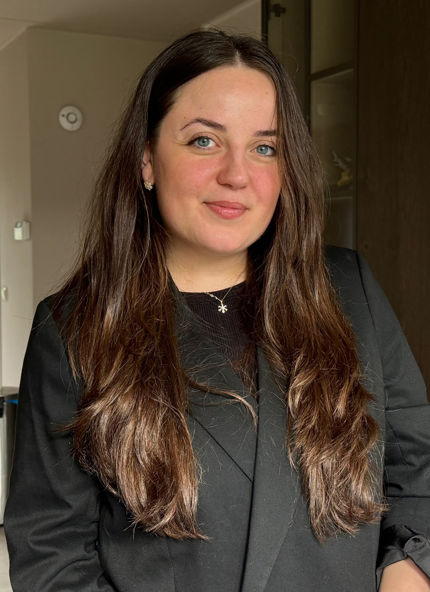 Beste Yilmaz, sociaal werker, medebehandelaar en praktijkmanager bij Nova Klinische Psychologie